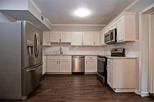 Building Photo - 2410 Valley Dr