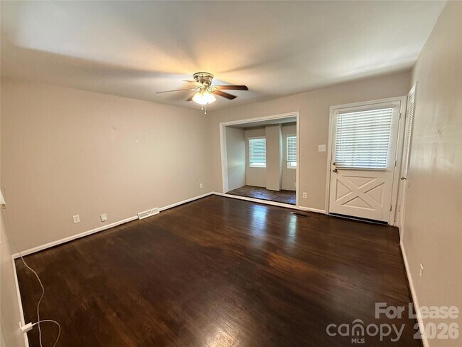 Foto del edificio - 1120 Claremont Rd