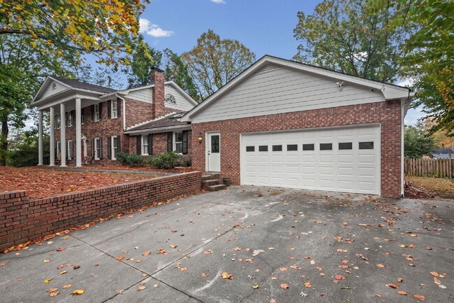 Foto del edificio - 815 Sudbury Rd NE