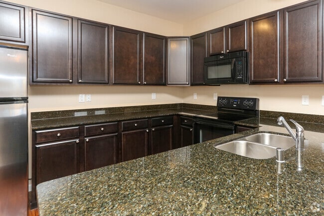 1BR, 1BA - 859 SF - Aurora - Kitchen - Meridian On Shelbyville