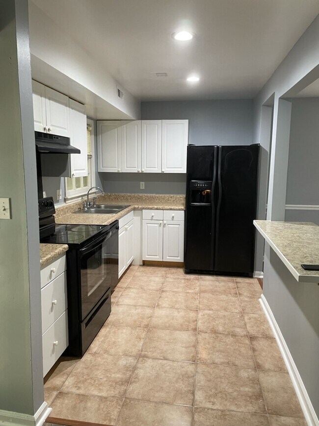 Kitchen - 415 Savage Dr