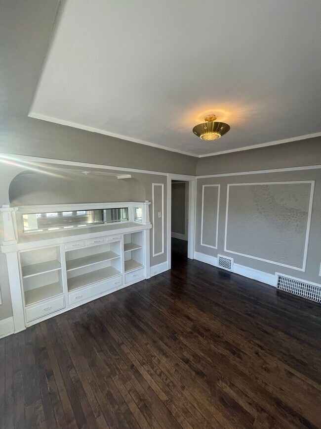 Building Photo - 2419-2421 W Keefe Ave. (Duplex)(ACE PROPERTY)