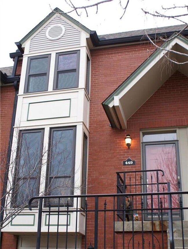 Foto del edificio - {449} Move-in Ready Quality Hill Townhome ...