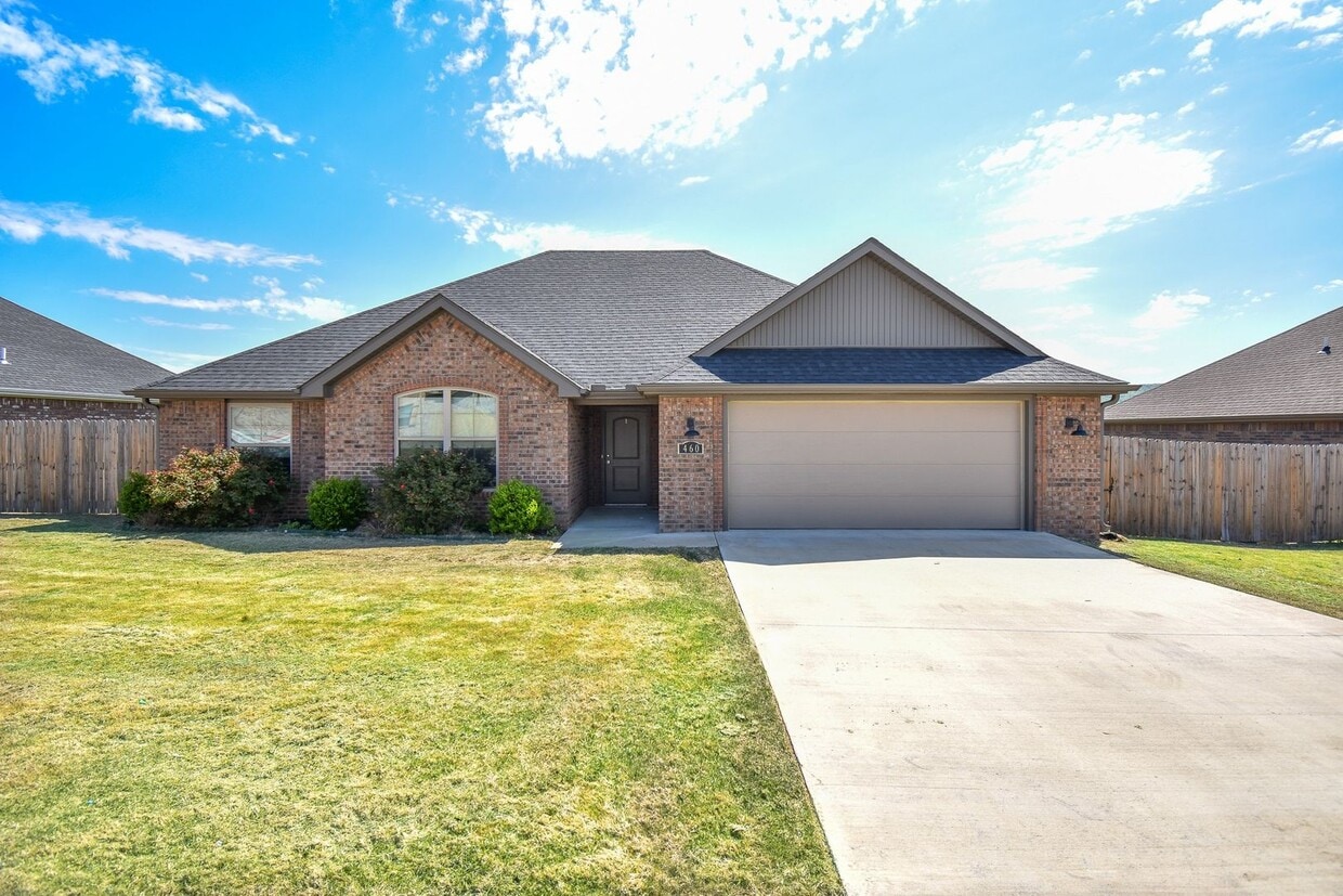 Primary Photo - Stunning 3 bedroom, 2 bathroom Home availa...