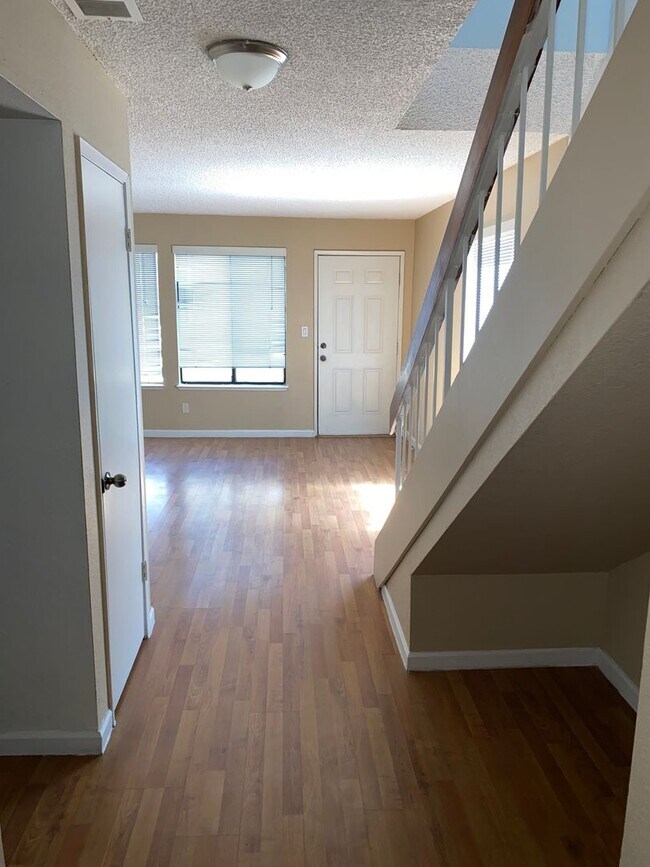 Building Photo - Great 2 Bed 1.5 Bath Condo Near Downtown S...