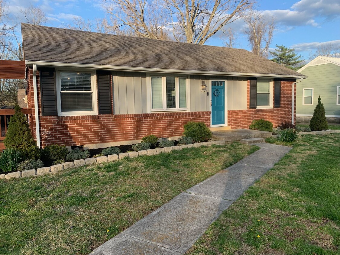 Foto principal - Charming 2 Bed/1 Bath Nashville Rental wit...