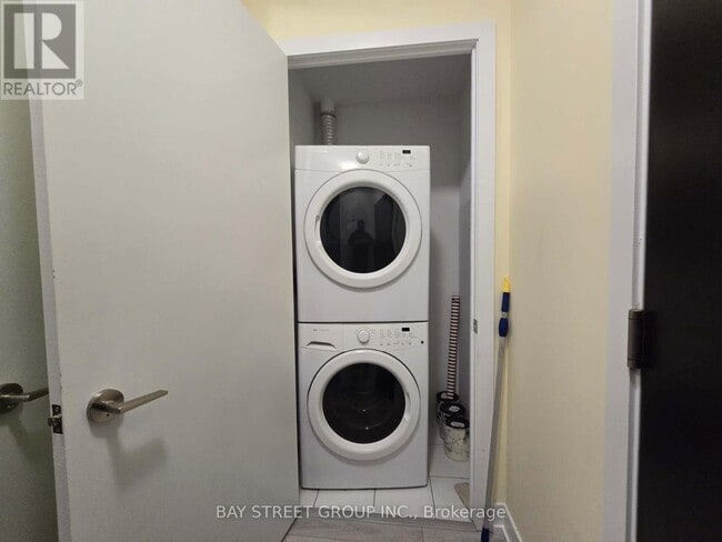 Building Photo - 9471 Yonge St