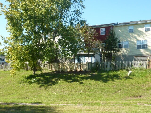 Foto del edificio - 605 Burlington Ct