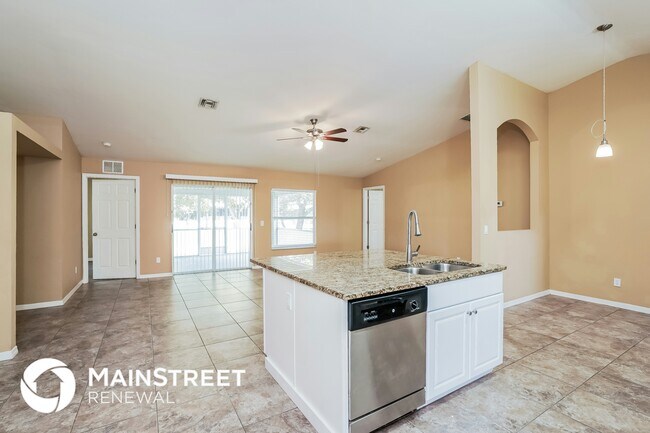 Building Photo - 3720 SW 6th Ave