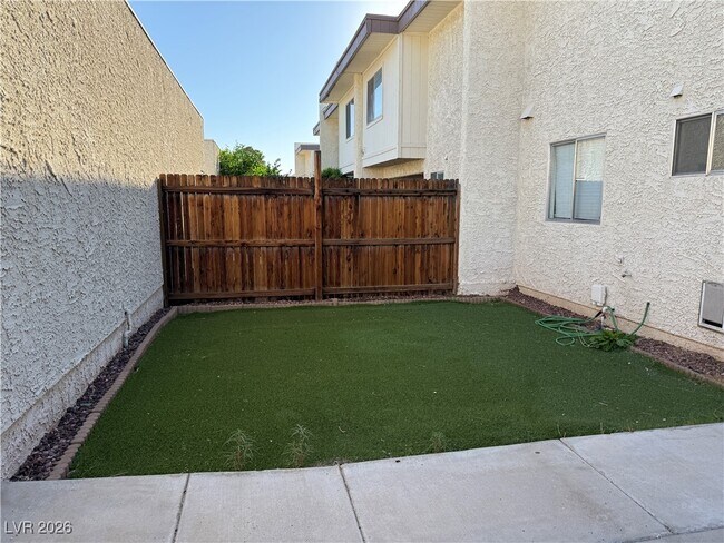 Building Photo - 764 Lawrence Dr