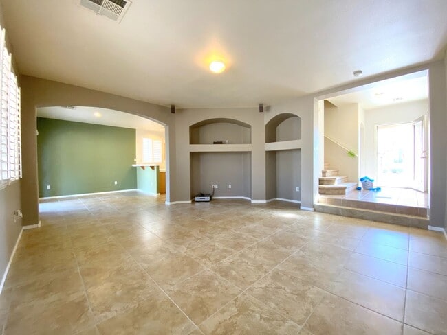 Building Photo - Nice 2-story home