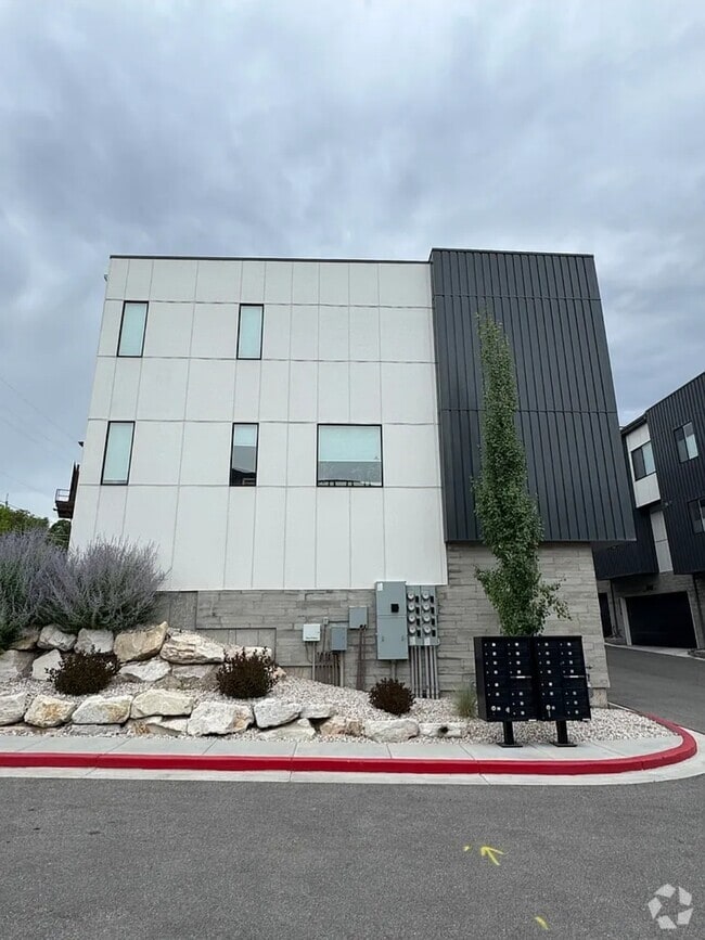 Building Photo - 1553 E Talo Ct