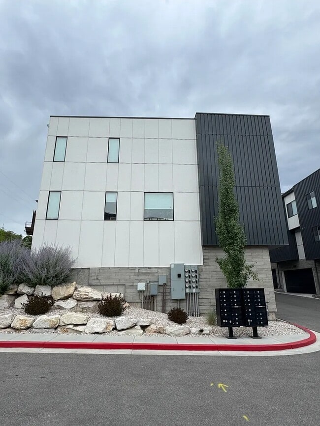 Building Photo - 1553 E Talo Ct