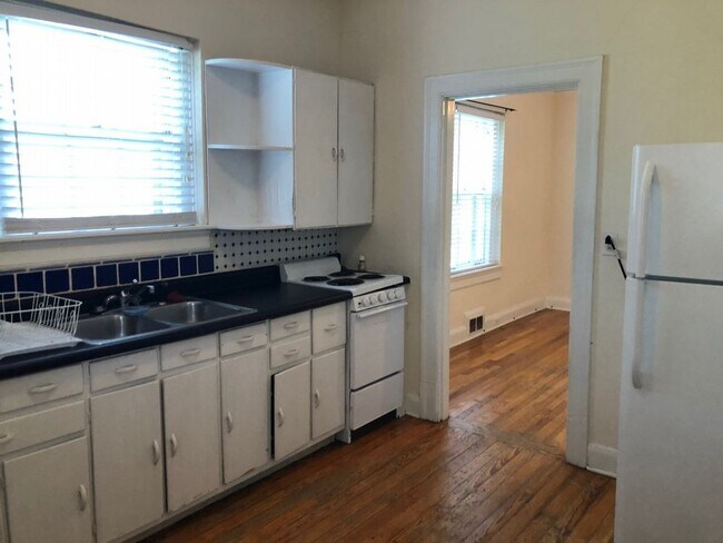 Building Photo - Historic 1 BR/1 BA Upstairs Apartment