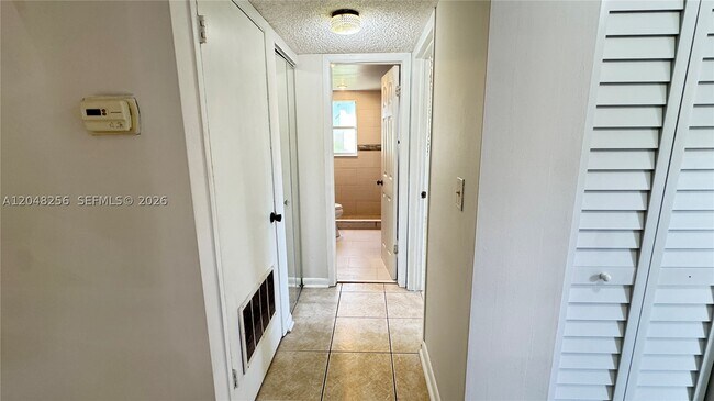 Foto del edificio - 5525 N Lakewood Cir
