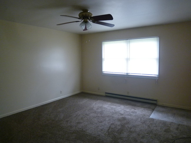 Building Photo - 2 Bedroom Duplex in Clinton