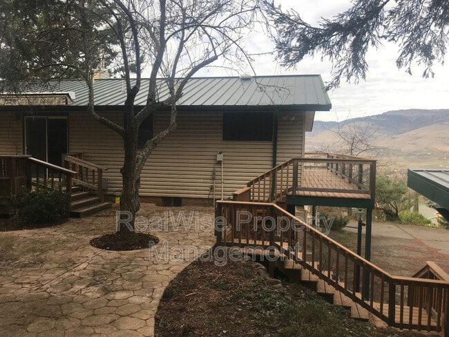 Building Photo - 1780 Crestview Dr