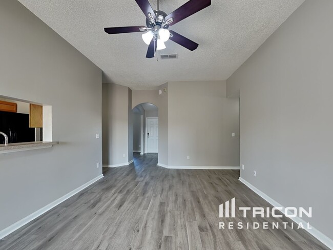 Foto del edificio - 6818 Shoreline Ln