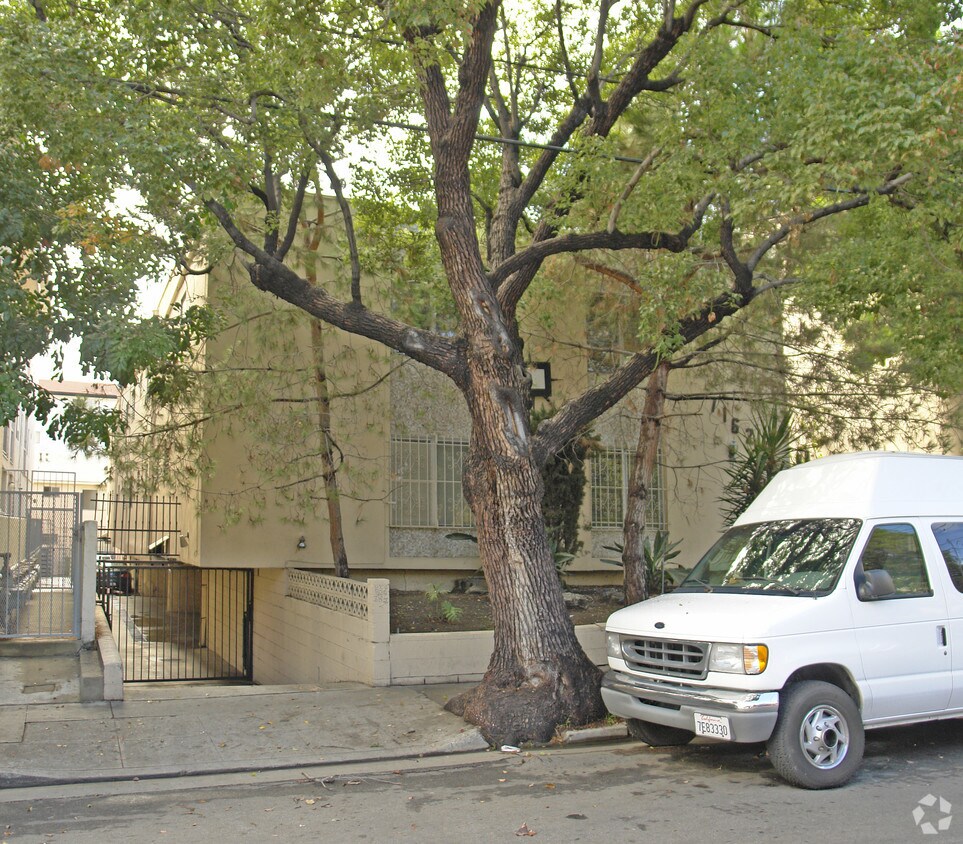 Primary Photo - 7162 Hawthorn Ave