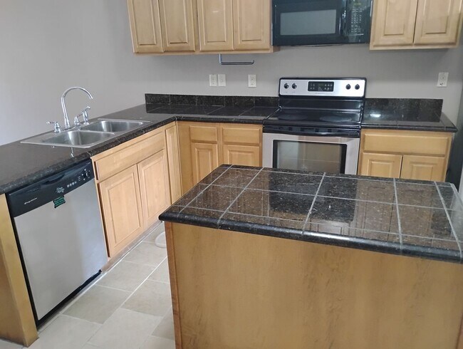 Building Photo - 2925 Hargrove E Rd