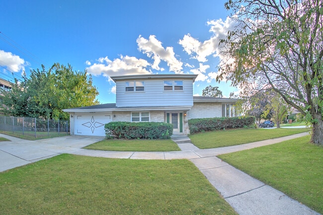 Building Photo - 10001 S Komensky Ave