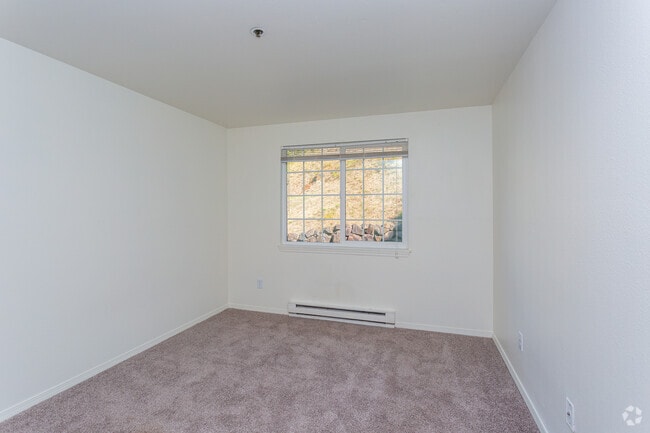 1BR, 1BA - 600SF - Newport Heights Apartments