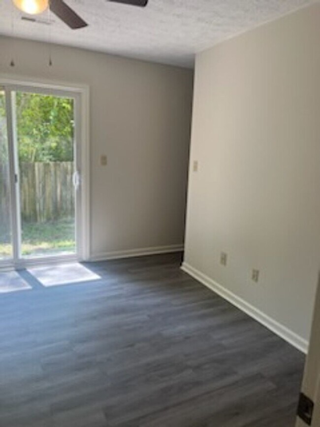Building Photo - Charming One bedroom apartment