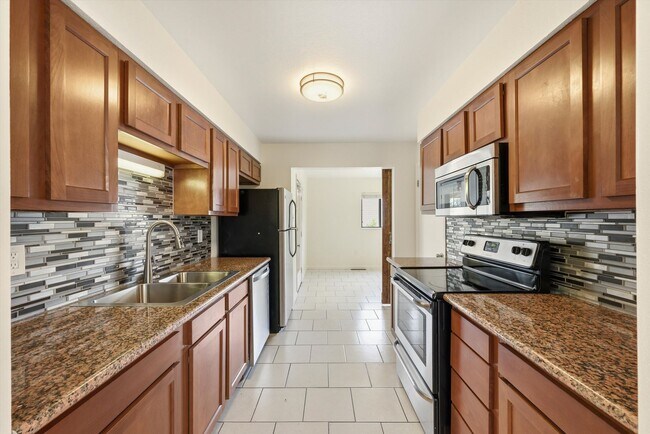Foto del edificio - Spacious 3 Bedroom Home | 2 Bonus Rooms, Huge Yard & Detached 2-Car Garage
