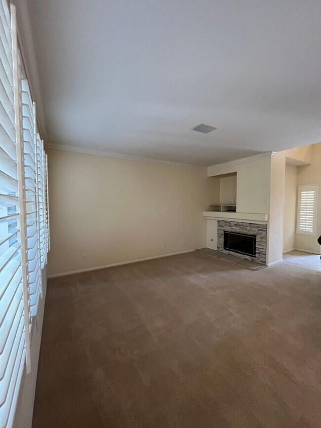 Building Photo - Ready to move in ready 3 bedroom 2.5 bathr...