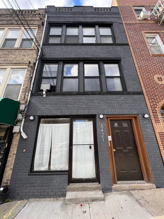 Primary Photo - 6421 Hudson Ave