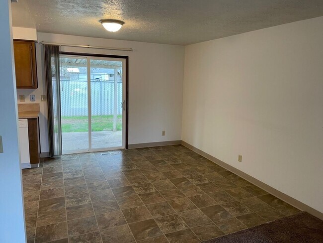 Building Photo - Single level home 3 bedroom 2 bathroom!