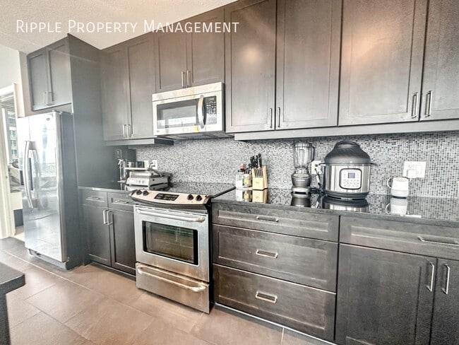 Photo du bâtiment - FURNISHED 2 BEDS/ 2 BATHS CONDO IN THE COM...