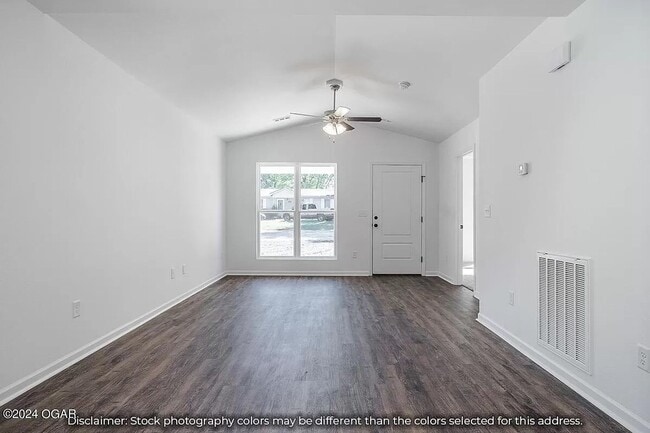 Building Photo - Beautiful Cottage style home