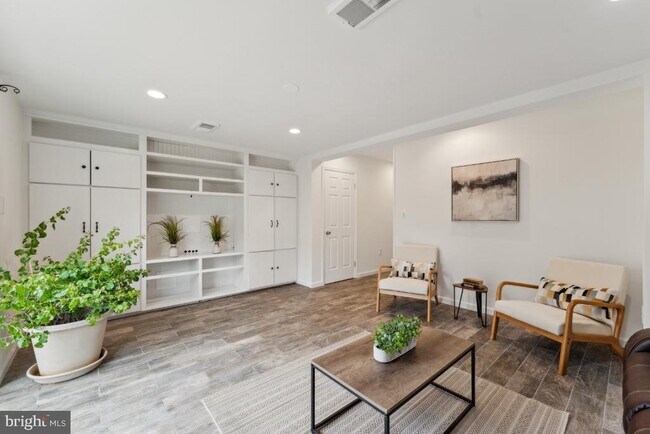 Building Photo - 9769 Lakepointe Dr