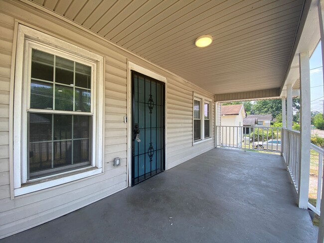 Building Photo - Beautifully remodeled 3 bed/2 bath rental ...