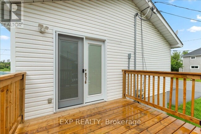 Building Photo - 3 Clifford St