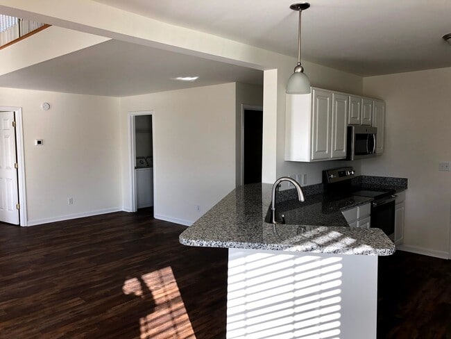 Building Photo - 3 bed 2.5 bath Spacious Home in Azalea Lakes
