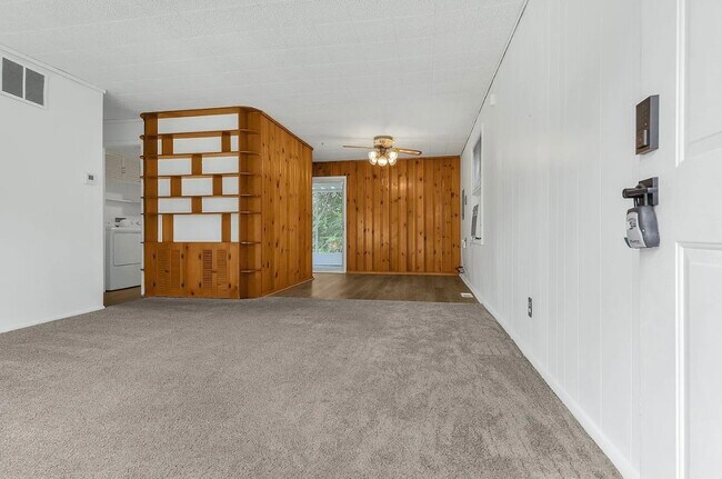 Building Photo - 1644 Eastbrook Dr S