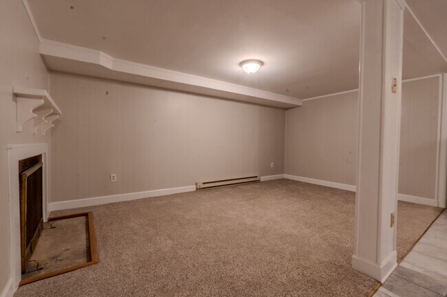 Building Photo - Wonderful Basement Apartment off Rosehill ...