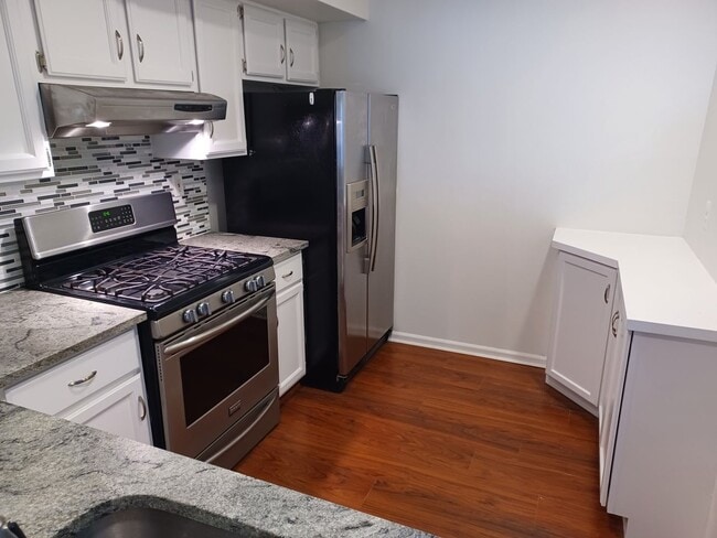 Building Photo - 696A Rose Hollow Dr