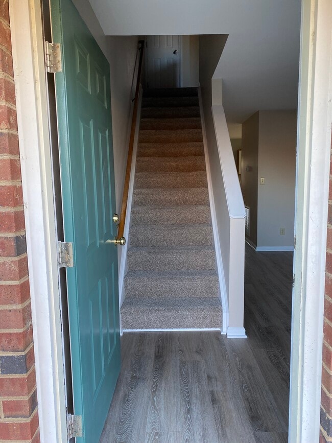 Come on in - 1216 Allen Rd Townhome