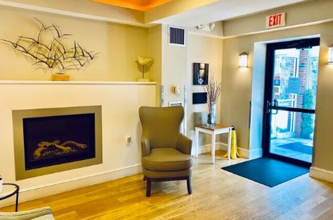 Building Photo - Beautifully renovated, fully furnished stu...