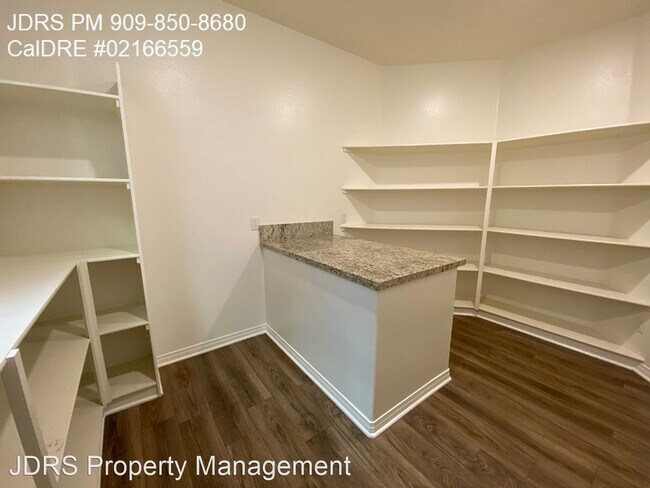 Building Photo - 5 br, 3 bath House - 3255 E. Yosemite Drive