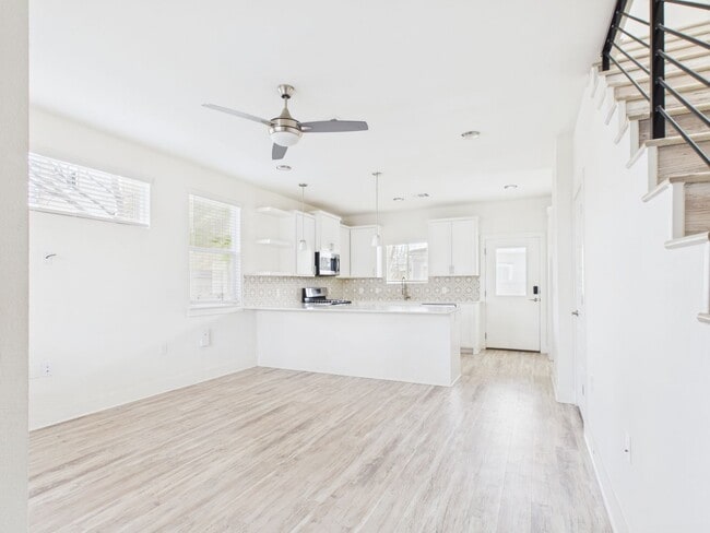 Building Photo - Modern Freestanding Condo with Private Yard Near Downtown Austin