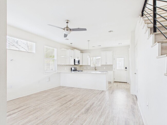 Foto del edificio - Modern Freestanding Condo with Private Yard Near Downtown Austin