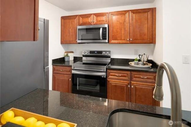 Building Photo - Beautiful 2 bed with private patio and outdoor space