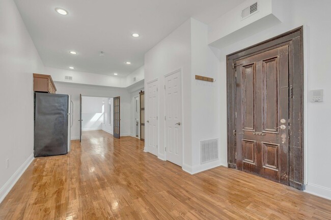 Building Photo - 356 Varick St