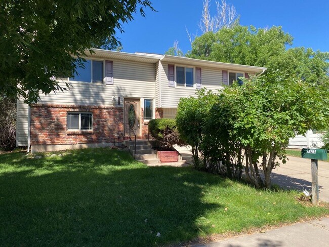 Foto del edificio - STUDENTS WELCOME! 4 Bed 3 Bath Home in West Ft Collins w/ Garage and Fenced Yard - Lawn Care Incl...