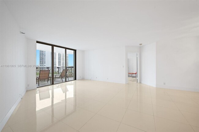 Foto del edificio - 3500 Mystic Pointe Dr