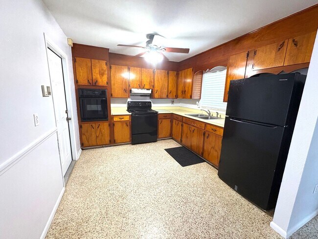 Building Photo - Charming 3-Bed/1.5- Bath Home for Rent in ...